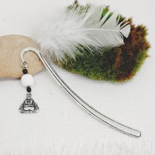 marque pages pendentif bouddha argenté et perle yin et yang blanc et noir